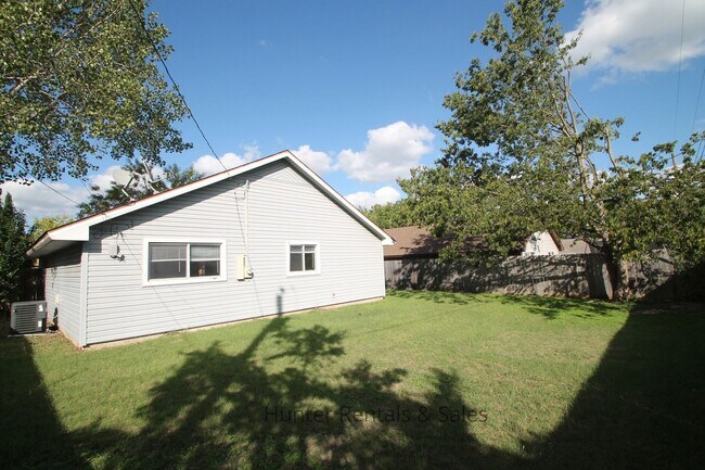 Building Photo - Willowsprings Two Bedroom Cutie!