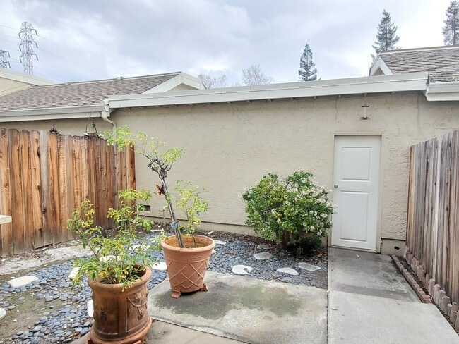 Building Photo - Spacious Townhome in Central Location, A/C...