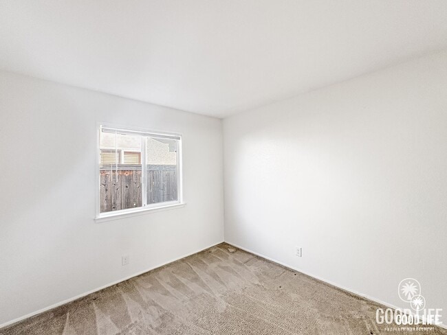 Building Photo - Nice 4B/2BA w/ Attached Garage & Fenced Yard