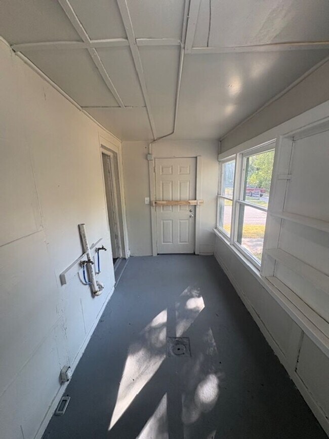 Building Photo - 2 bedroom / 2 bathroom signal family home ...