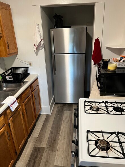 Building Photo - 160 Stafford Ave