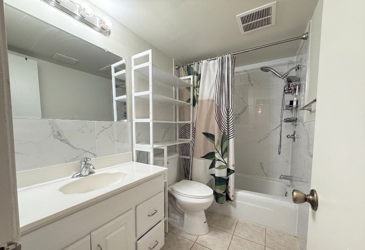 Bathroom - 6008 Westchester Park Dr