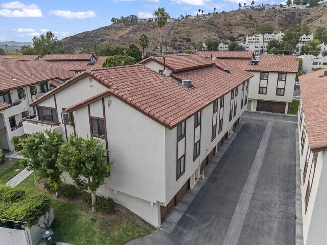 Building Photo - "Charming 2-Bed, 2-Bath Condo Retreat in S...