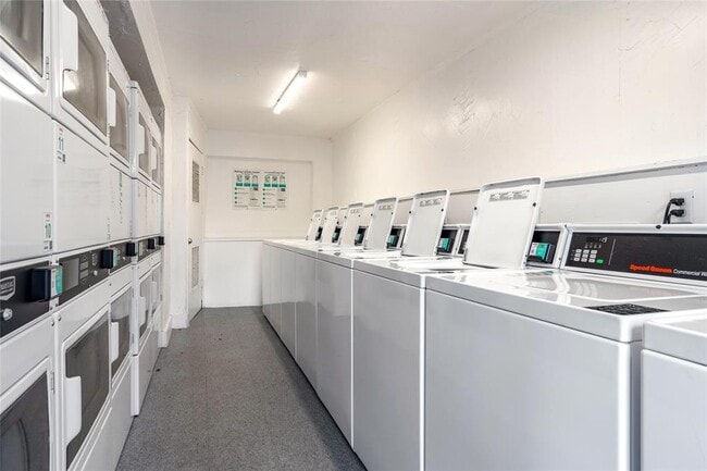 Building Photo - 1616 W 6th St