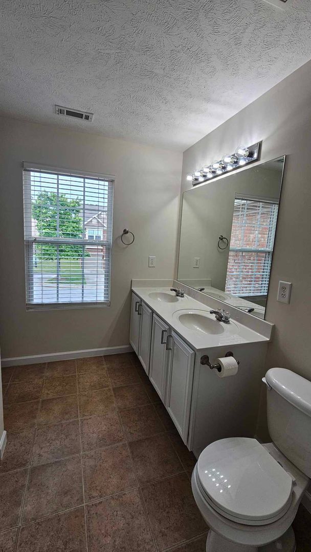 Building Photo - Brentwood Town home for lease