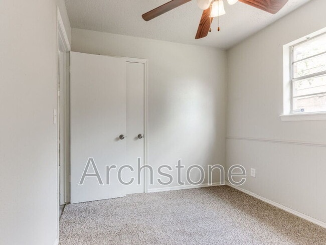 Building Photo - 4501 Meadowvale Dr