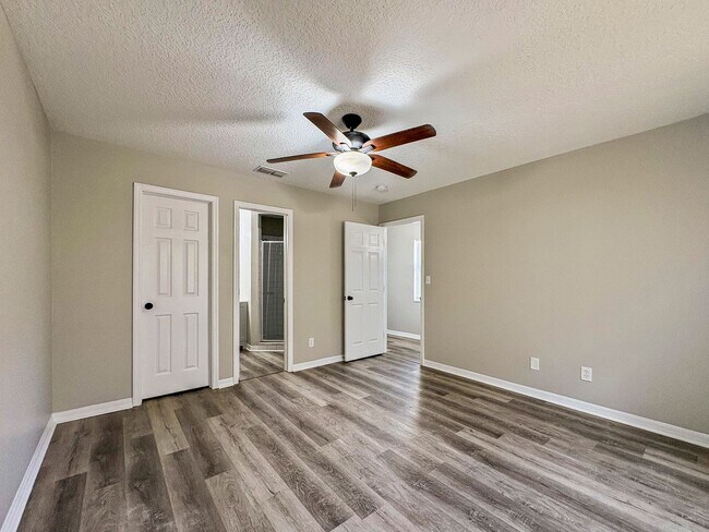 Building Photo - Move-In Ready 3 Bed Home with Garage & Fenced Yard in Tampa, FL