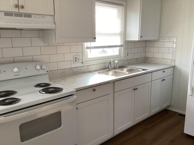 Building Photo - 242 E 35th St