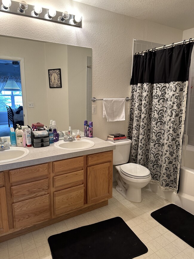 Primary bathroom with soaker tub - 5225 White Willow Dr