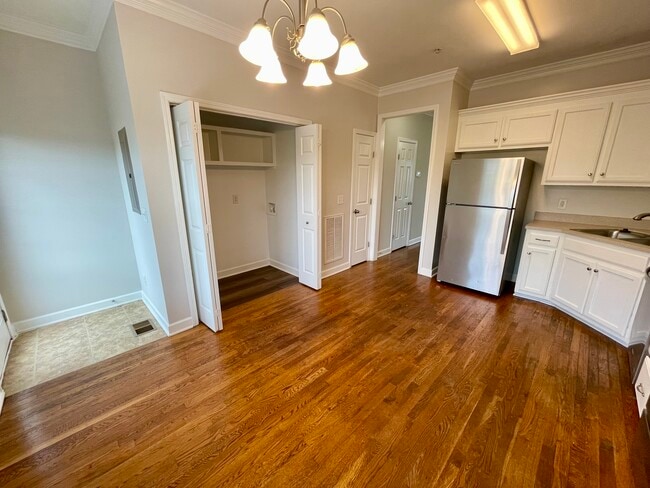 Building Photo - 1047 McKenna Dr