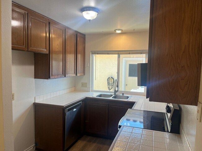Building Photo - 2+bd/1ba Single Story Duplex Minutes Drive...