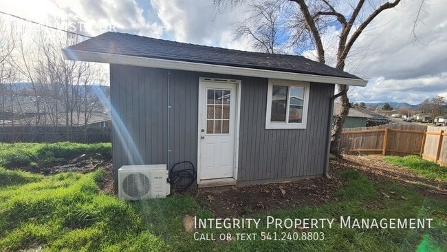 Building Photo - 1321 Vista Dr