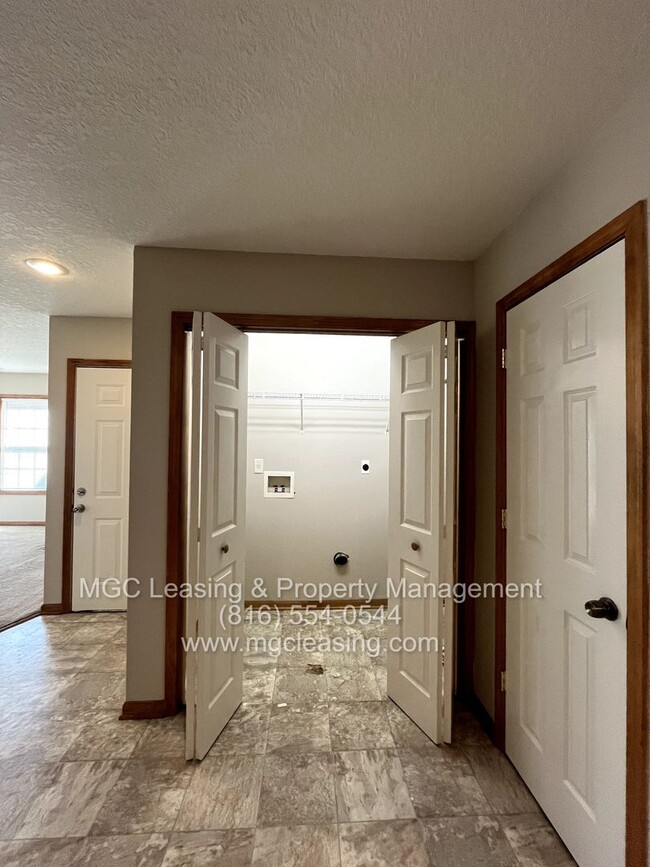 Building Photo - RANCH STYLE DUPLEX AVAILABLE NOW - SELF-TOUR!