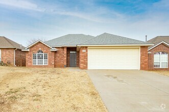 Building Photo - 3-Bed House with Cozy Gas Fireplace