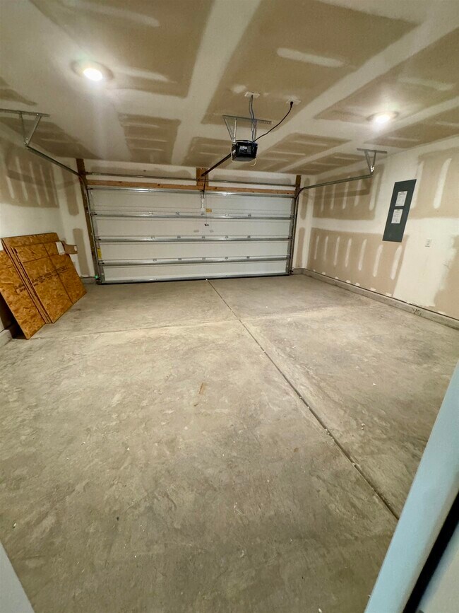 Building Photo - 390 Acosta Cir