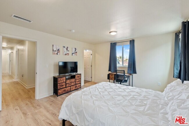 Building Photo - 5912 S Flower St