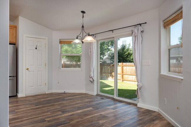 Building Photo - "Charming 3 bed / 2 Bath w/ Additional Off...