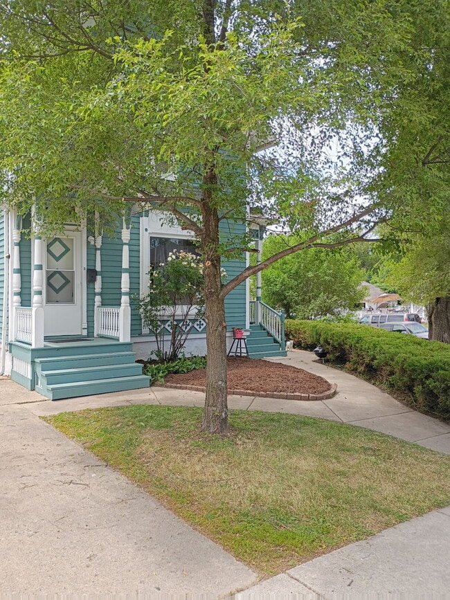 Building Photo - 418 St Charles St