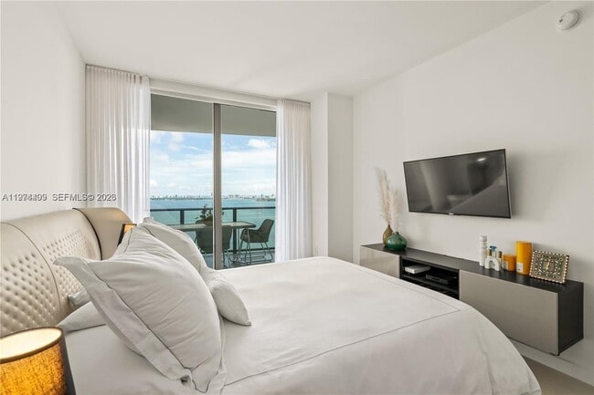 Building Photo - 460 NE 28th St