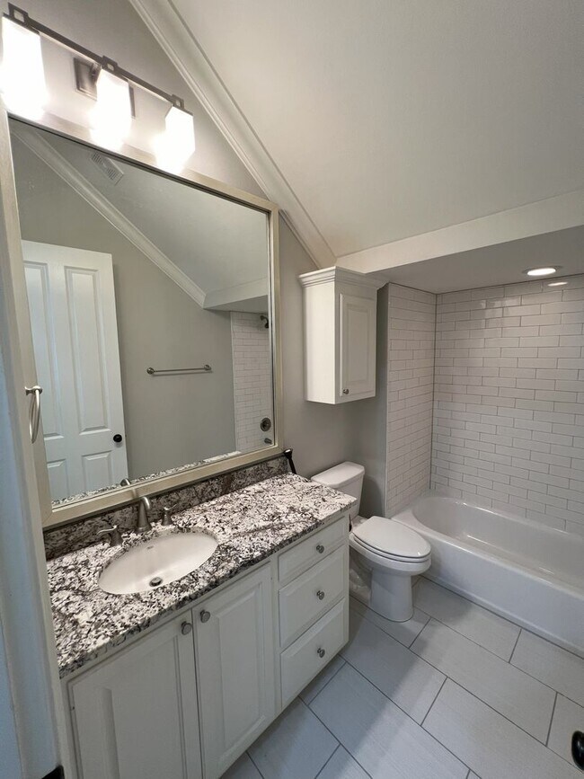 Building Photo - Stunning 4 bedroom, 3 bathroom 2 story hom...