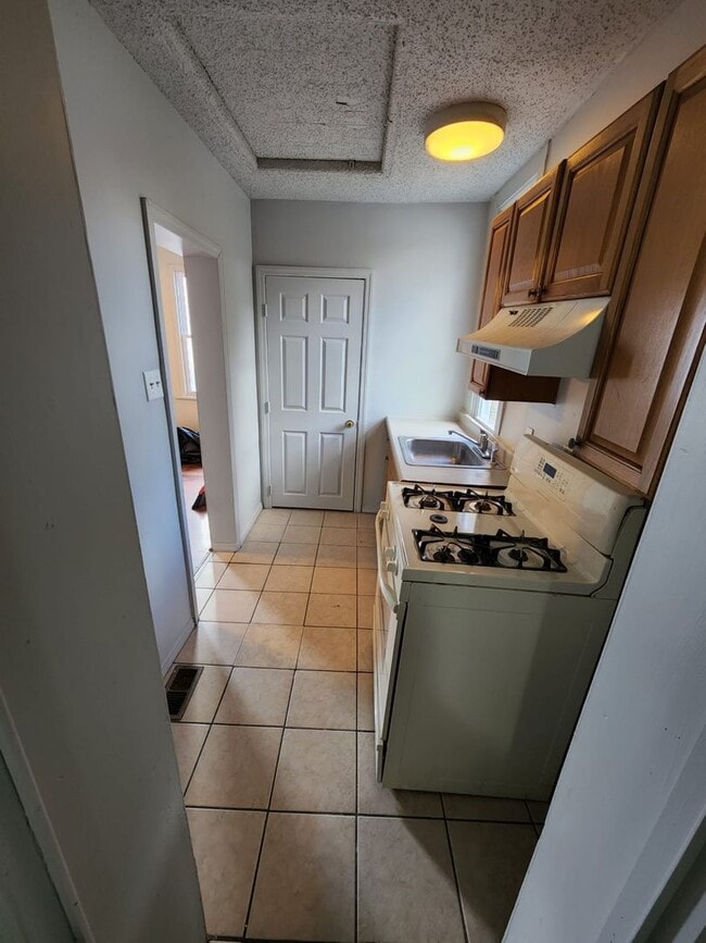 Building Photo - 2 Bedroom House- Ready for move in!