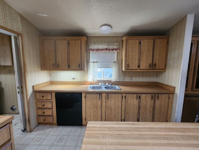 Building Photo - Well-Maintained 3BR/2BA