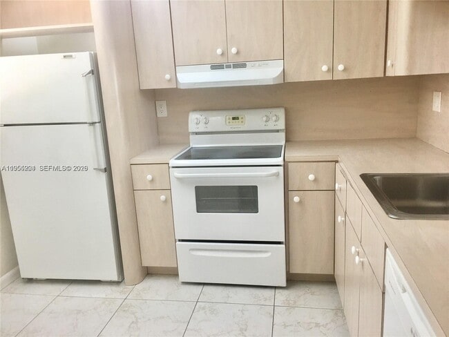 Building Photo - 10875 SW 112th Ave