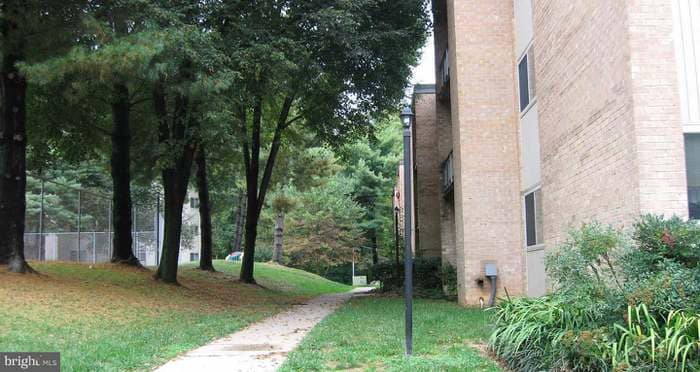 Walkway to Front of Building - 5113 Crossfield Ct