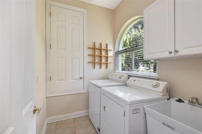 Building Photo - 1879 Sunset Dr