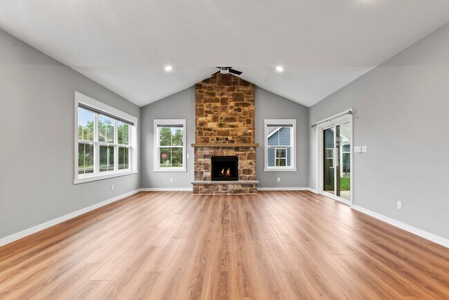 Building Photo - Luxury 3 Bed, 2.5 Bath - Townhome - AVAILABLE Nov. 17, 2025