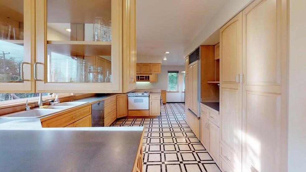 Building Photo - 510 N 87th St