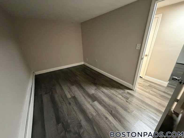 Building Photo - 887 Varnum Ave