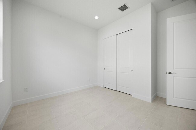 Building Photo - 15144 Wildwood Cir