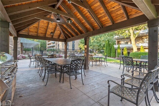 Building Photo - 2112 Acacia Park Dr