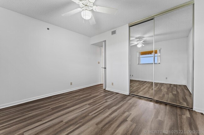 Building Photo - 700 Uno Lago Dr