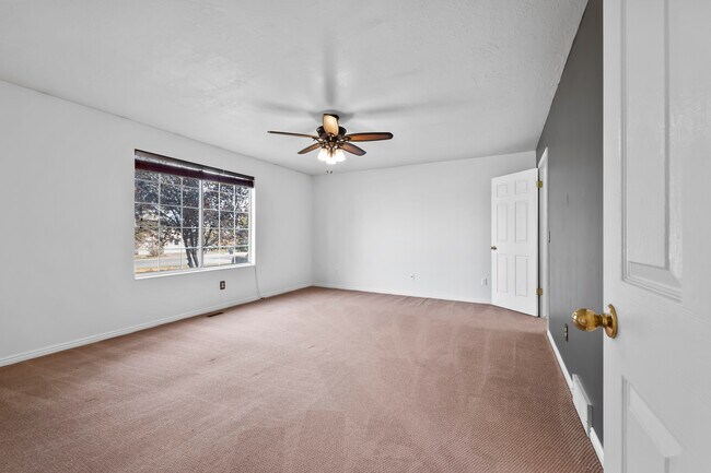 Building Photo - 283 W Clark St