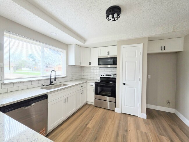 Building Photo - 1302 La Salle Dr