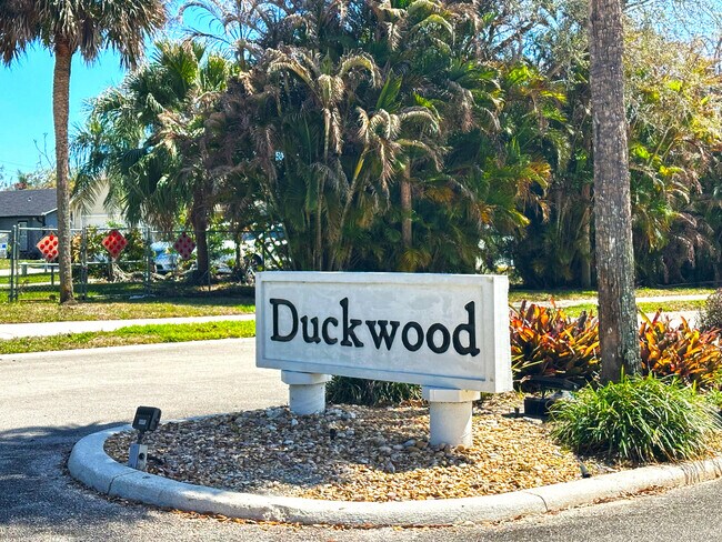 Building Photo - 6940 SE Lillian Ct