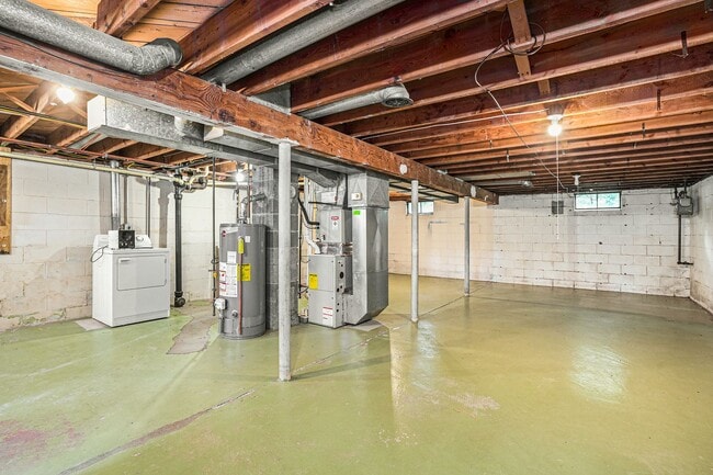 Building Photo - AVAILABLE IN AUGUST! 3 Bedroom, 1 Bath Sin...