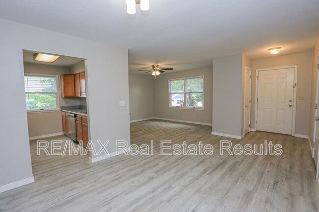 Building Photo - 205 White Oak Dr NE