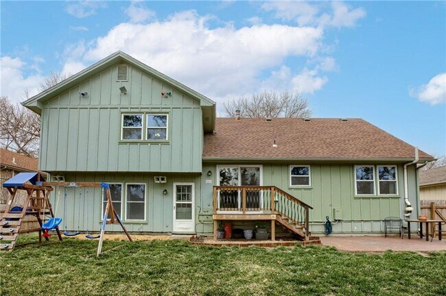 Building Photo - {8615} Remodeled w/ Updated Kitchen + New ...