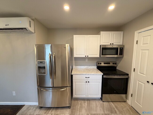 Building Photo - 1628 8th St SE