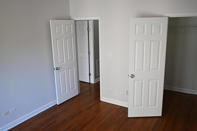 Building Photo - 529 N Racine Ave