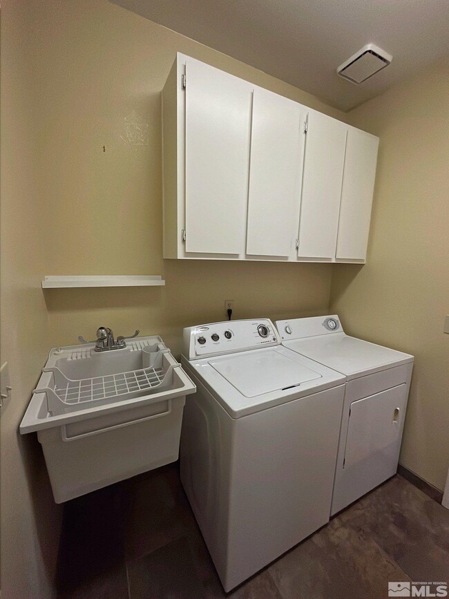 Building Photo - 4875 Crestside Dr
