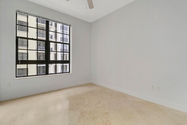 Building Photo - 701 S Olive Ave