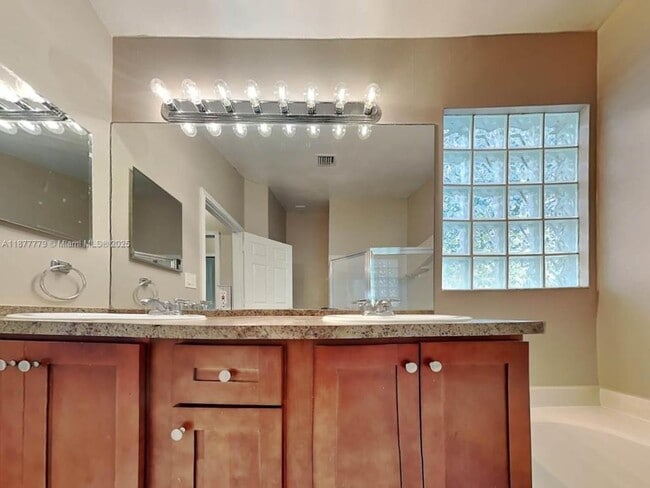 Building Photo - 1401 Banyan Cir