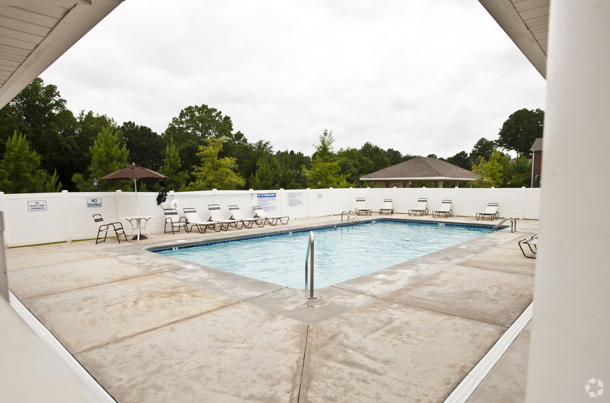 Building Photo - Skyline Trace Apartments