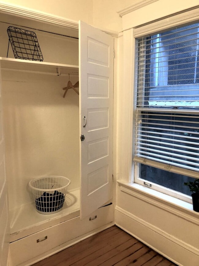 Building Photo - High Ceiling Studio Overlooking West Courtyard- Cats and Dogs Welcome!