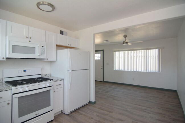 Building Photo - Remodeled 2 Bedroom 1 Bath Duplex! Great Central Tucson Location!