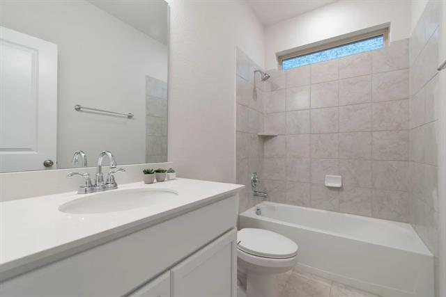 Building Photo - 925 Plaza Ln